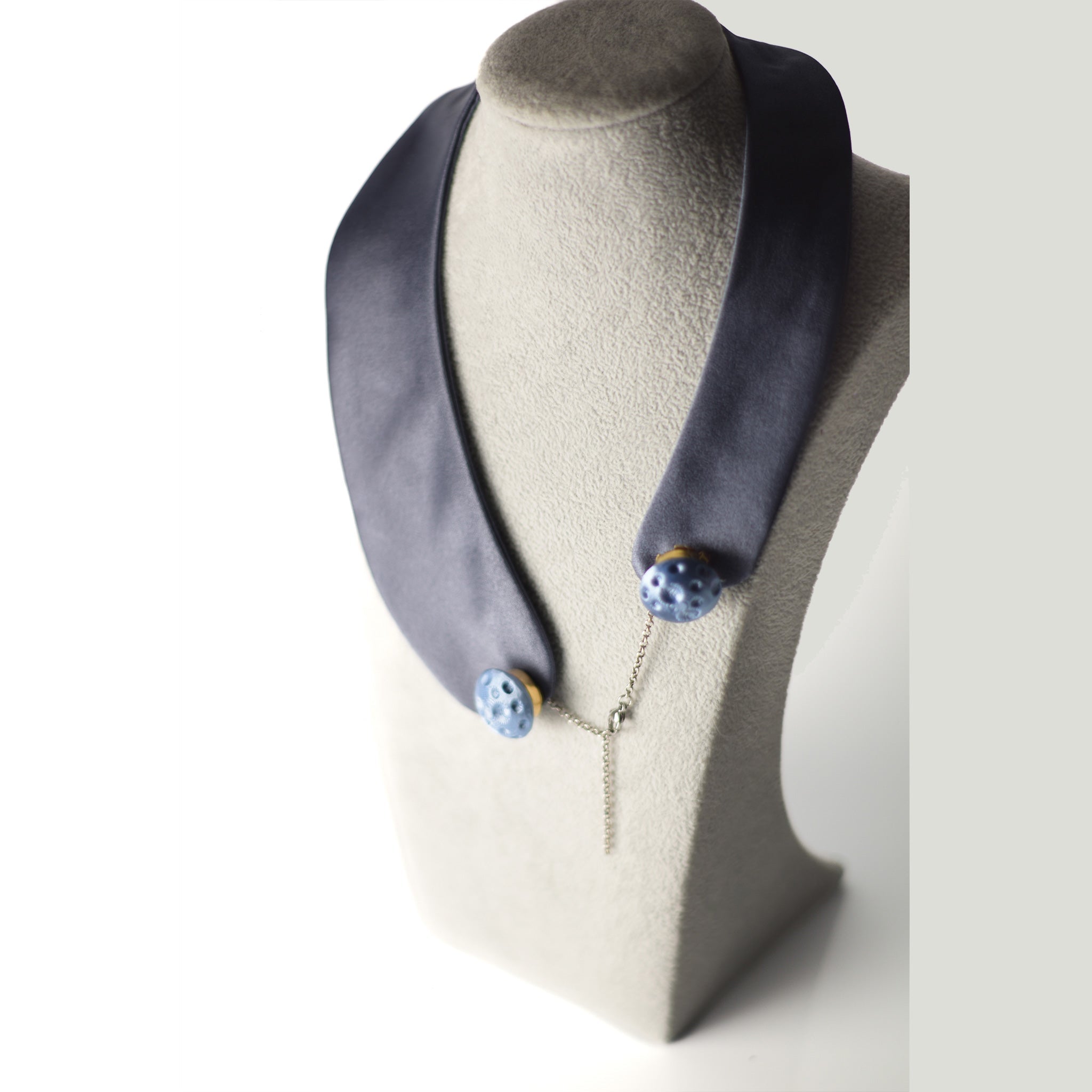 Cuello joya de raso azul grisáceo con botón 3D extraíble - Masum Karimi