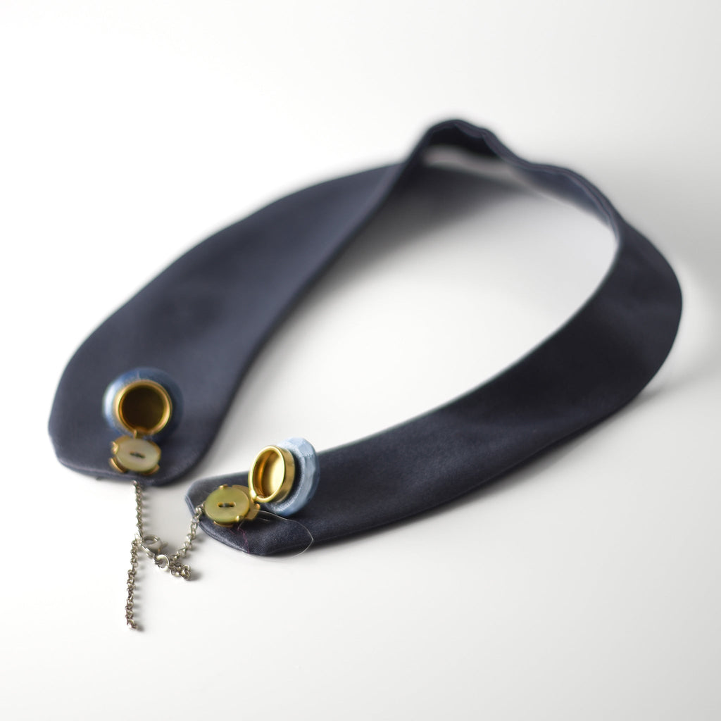 Cuello joya de raso azul grisáceo con botón 3D extraíble - Masum Karimi