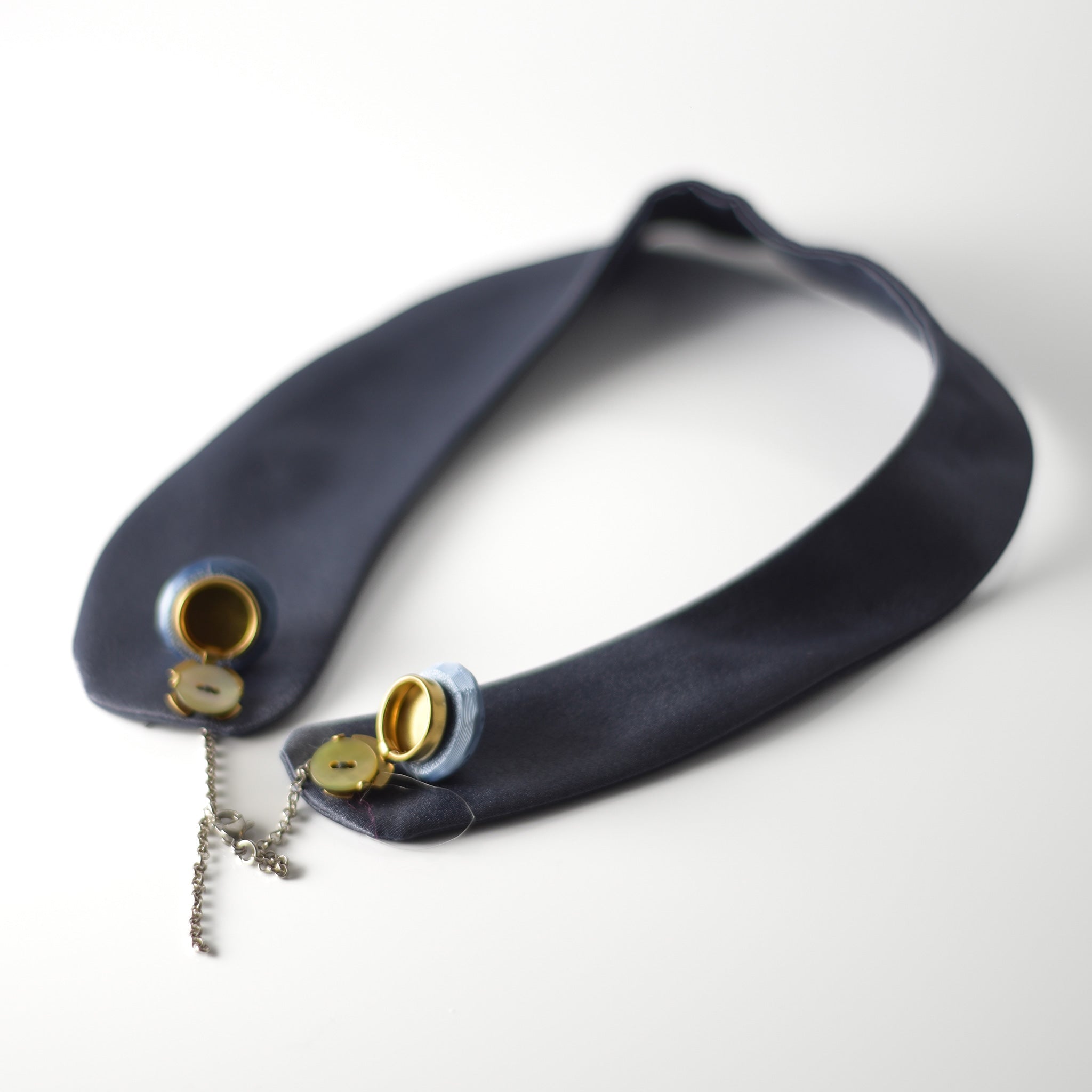 Cuello joya de raso azul grisáceo con botón 3D extraíble - Masum Karimi