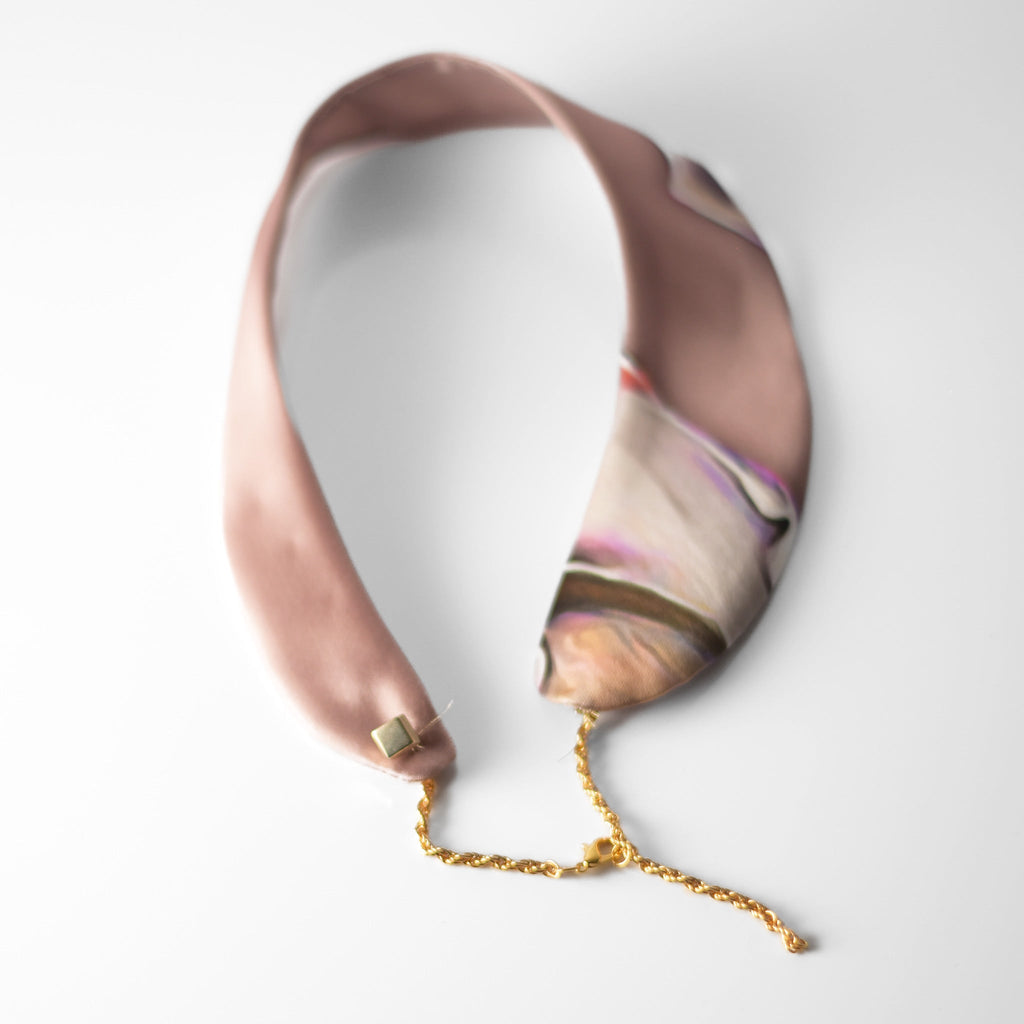 Cuello joya de raso floral con adorno metálico minimalista - Masum Karimi