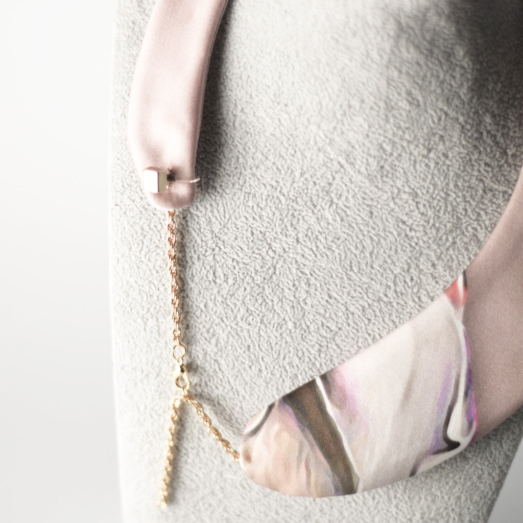 Cuello joya de raso floral con adorno metálico minimalista - Masum Karimi