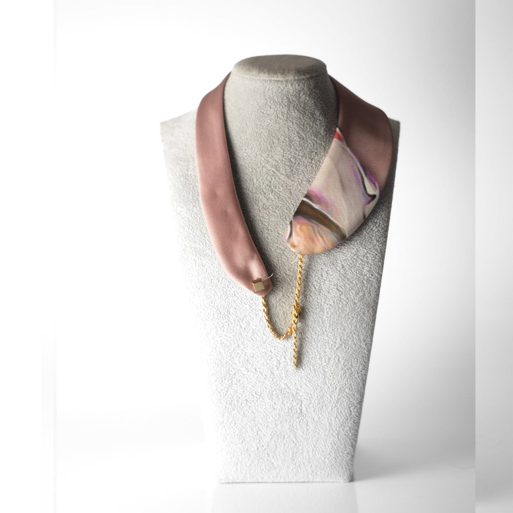 Cuello joya de raso floral con adorno metálico minimalista - Masum Karimi
