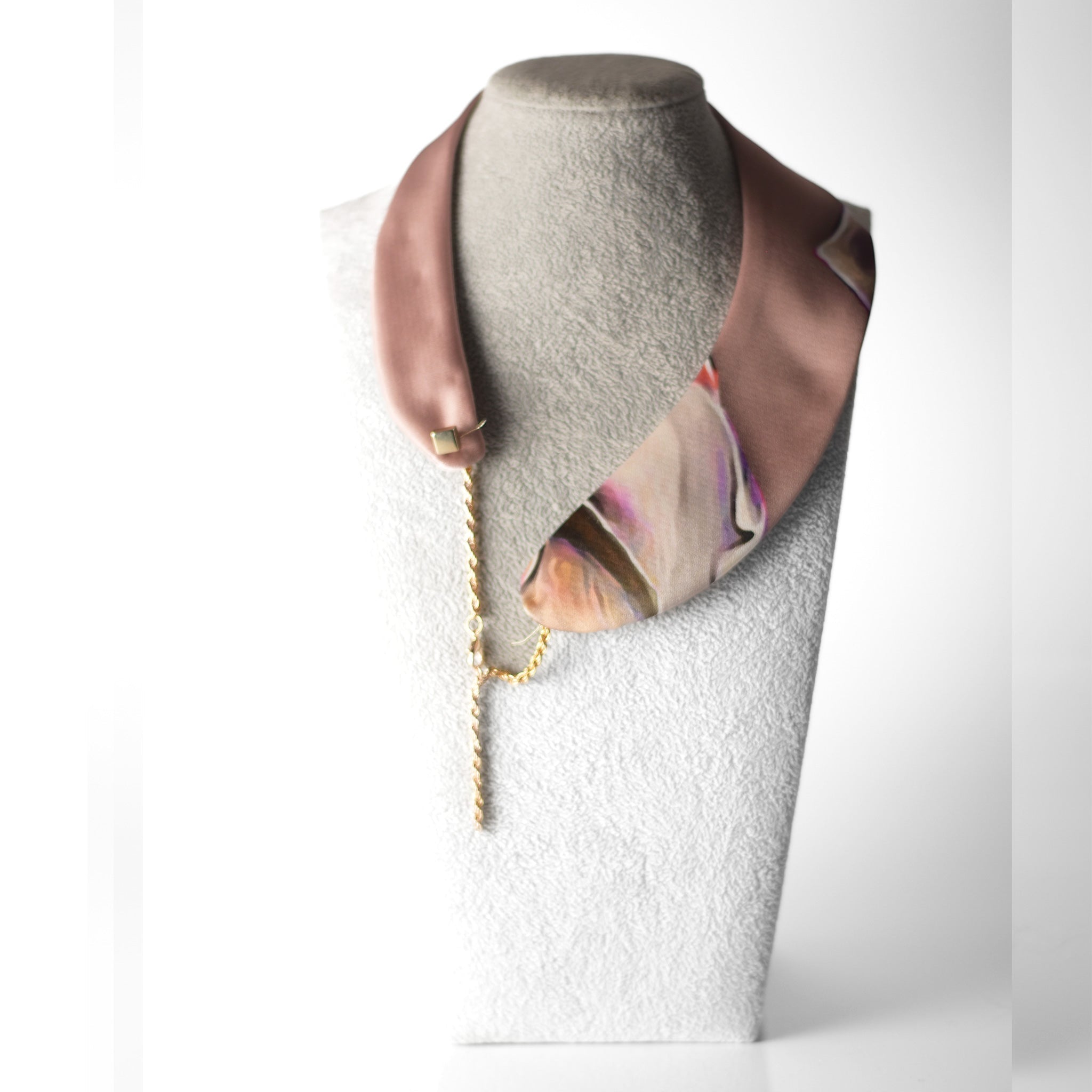 Cuello joya de raso floral con adorno metálico minimalista - Masum Karimi