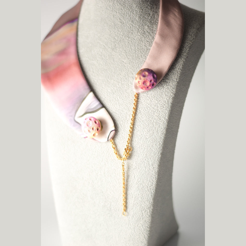Cuello joya de raso floral rosa con botón 3D extraíble - Masum Karimi