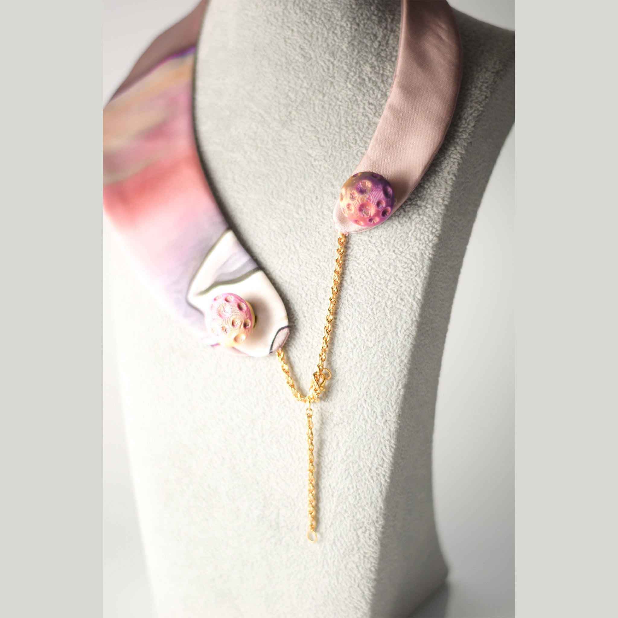 Cuello joya de raso floral rosa con botón 3D extraíble - Masum Karimi