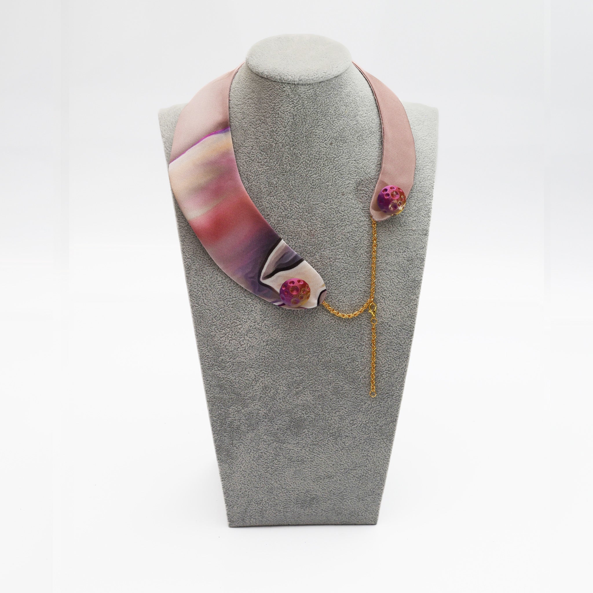 Cuello joya de raso floral rosa con botón 3D extraíble - Masum Karimi