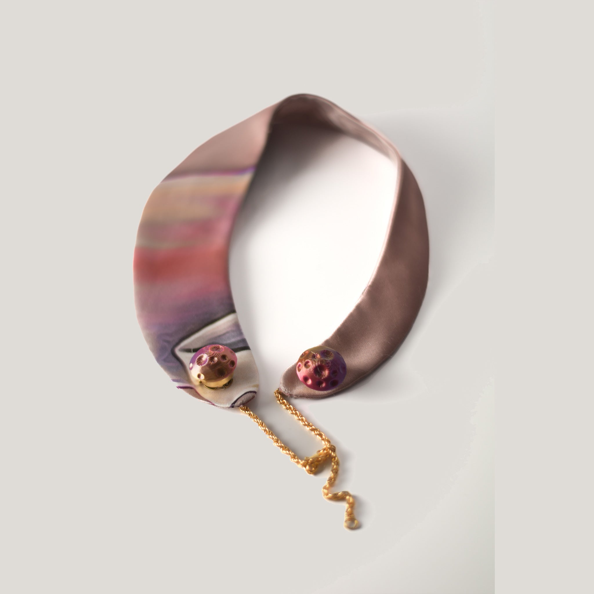 Cuello joya de raso floral rosa con botón 3D extraíble - Masum Karimi
