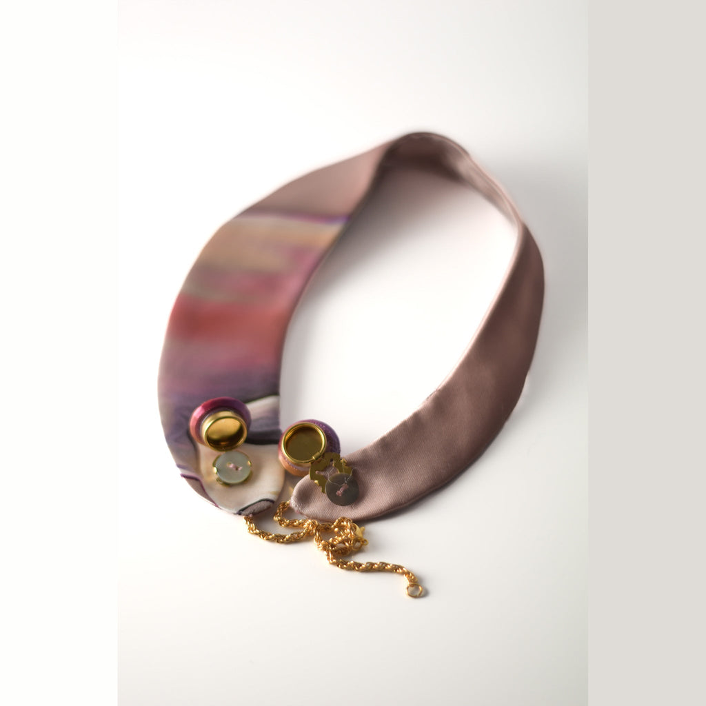 Cuello joya de raso floral rosa con botón 3D extraíble - Masum Karimi
