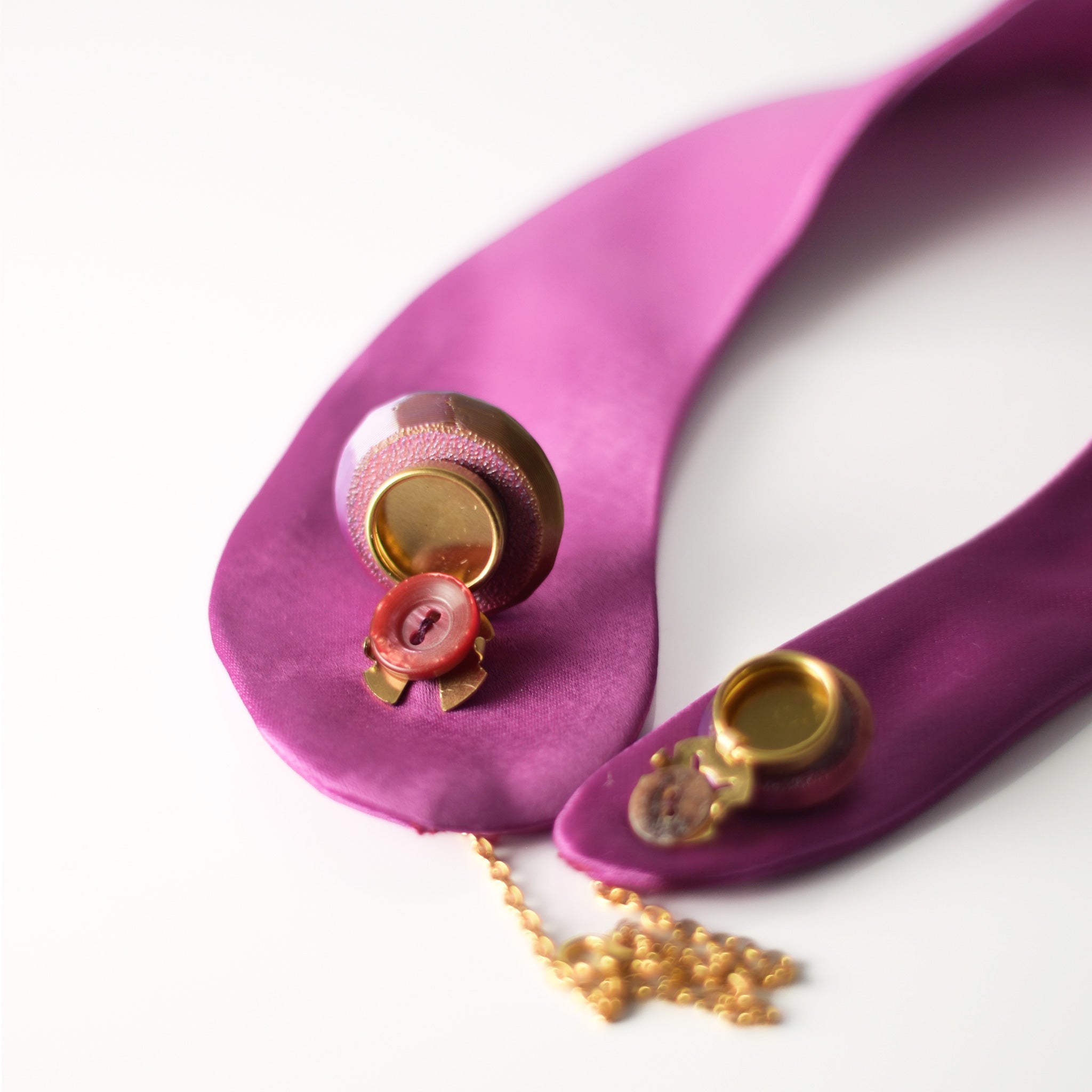 Cuello joya de raso morado buganvilla con botón 3D - Masum Karimi