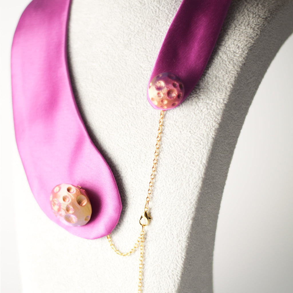 Cuello joya de raso morado buganvilla con botón 3D - Masum Karimi