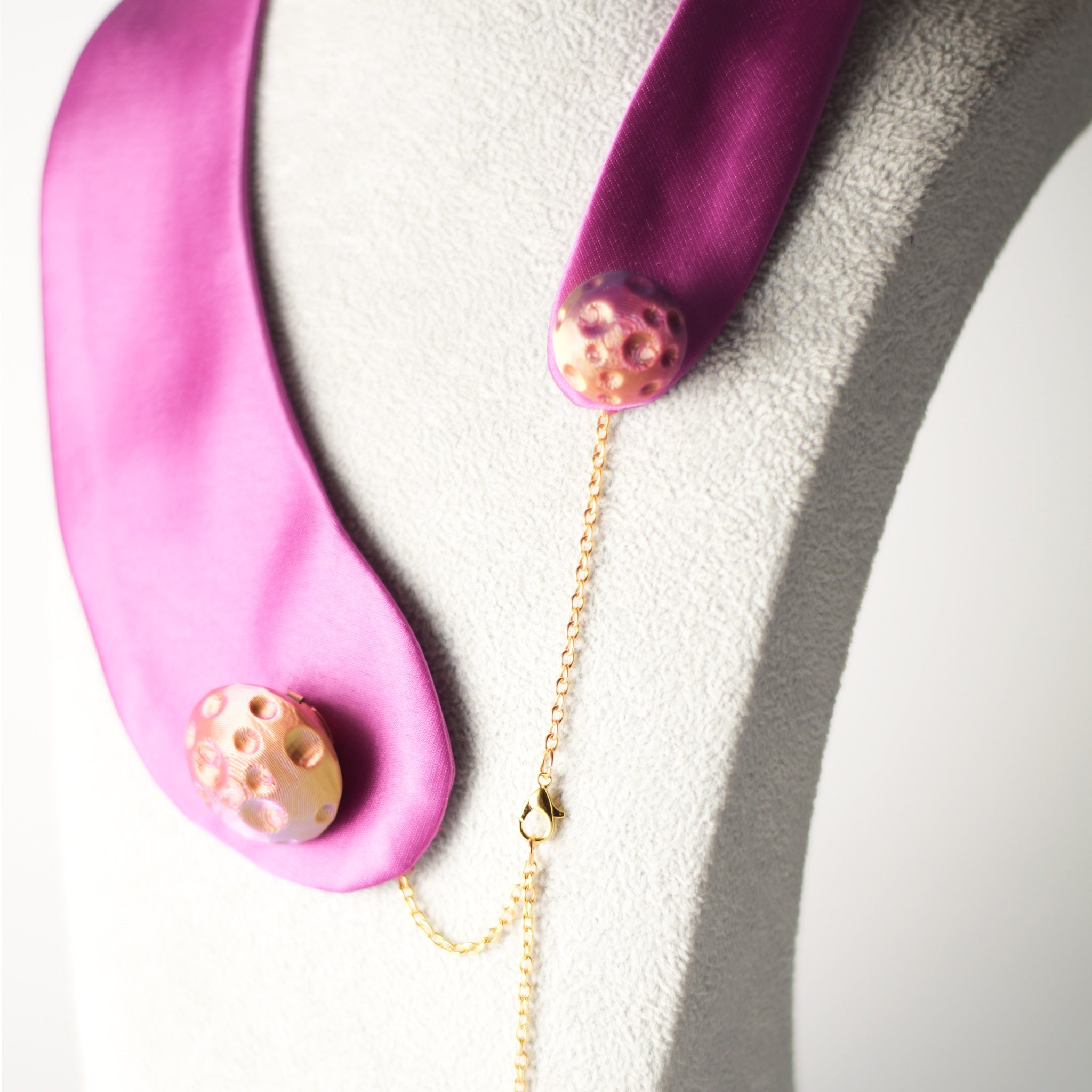 Cuello joya de raso morado buganvilla con botón 3D - Masum Karimi