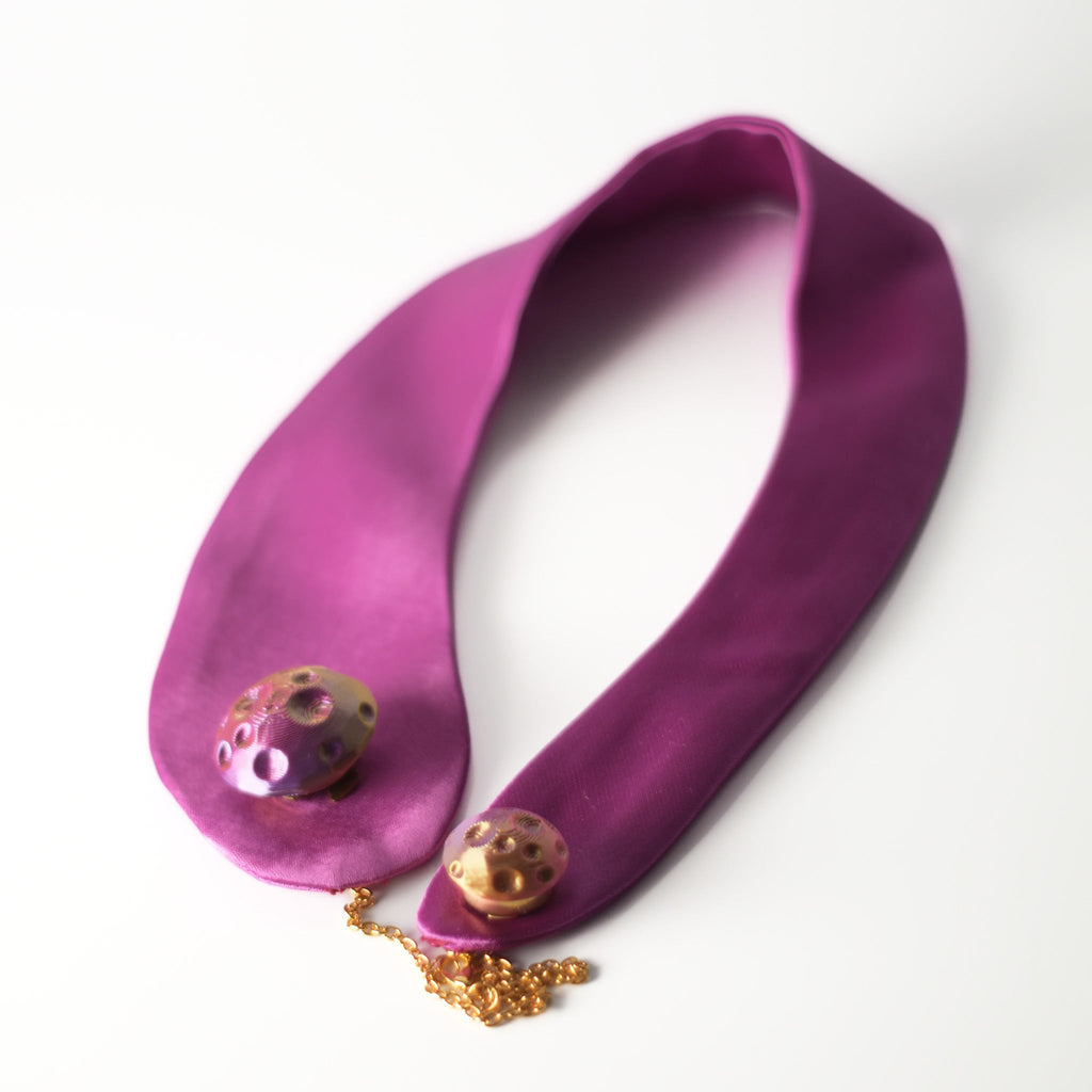 Cuello joya de raso morado buganvilla con botón 3D - Masum Karimi