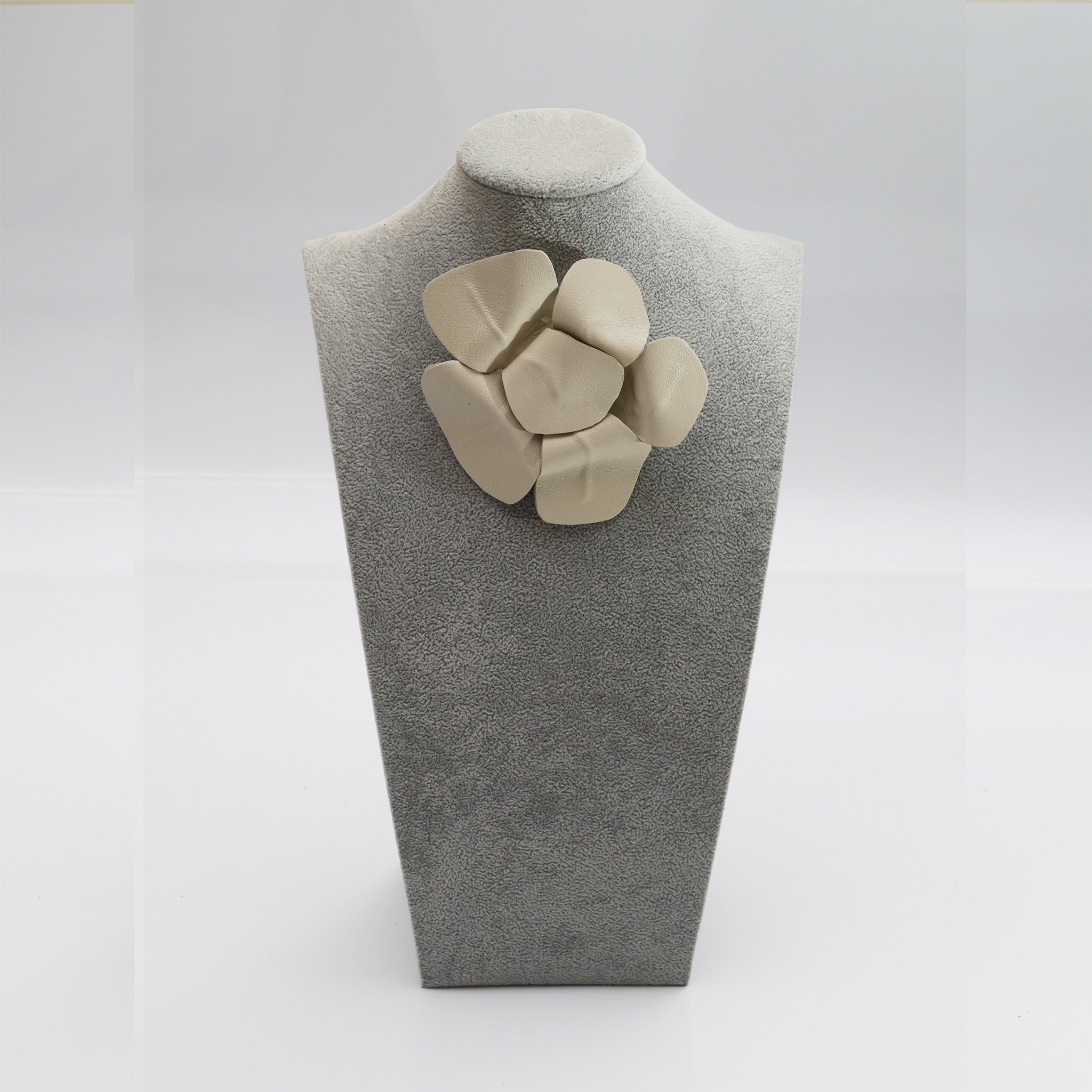 Flor de cuero blanco - Masum Karimi