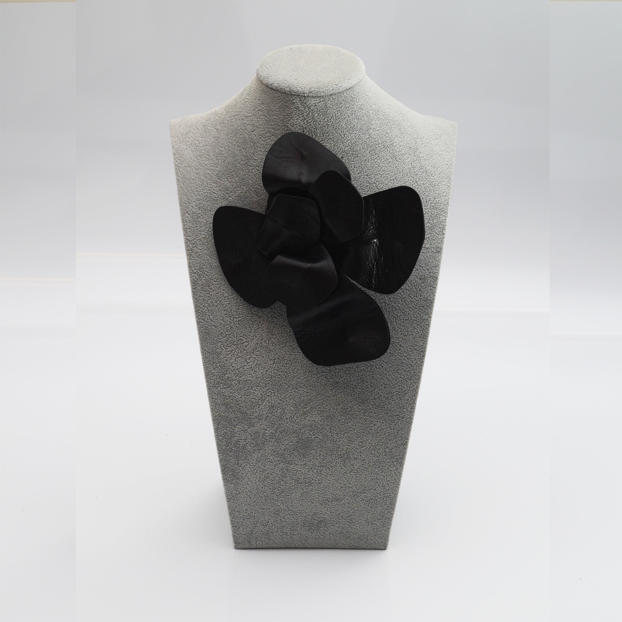 Flor de cuero negro - Masum Karimi