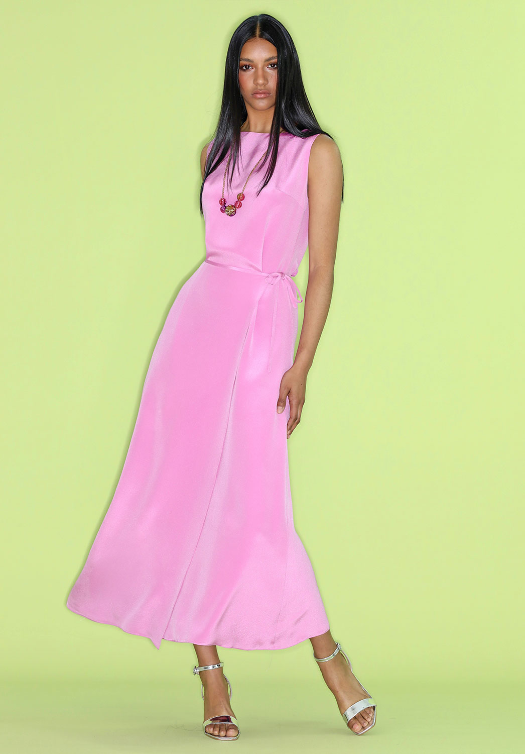 vestido de seda en rosa palo cruzado, diseño exclusivo de Masum Karimi. 