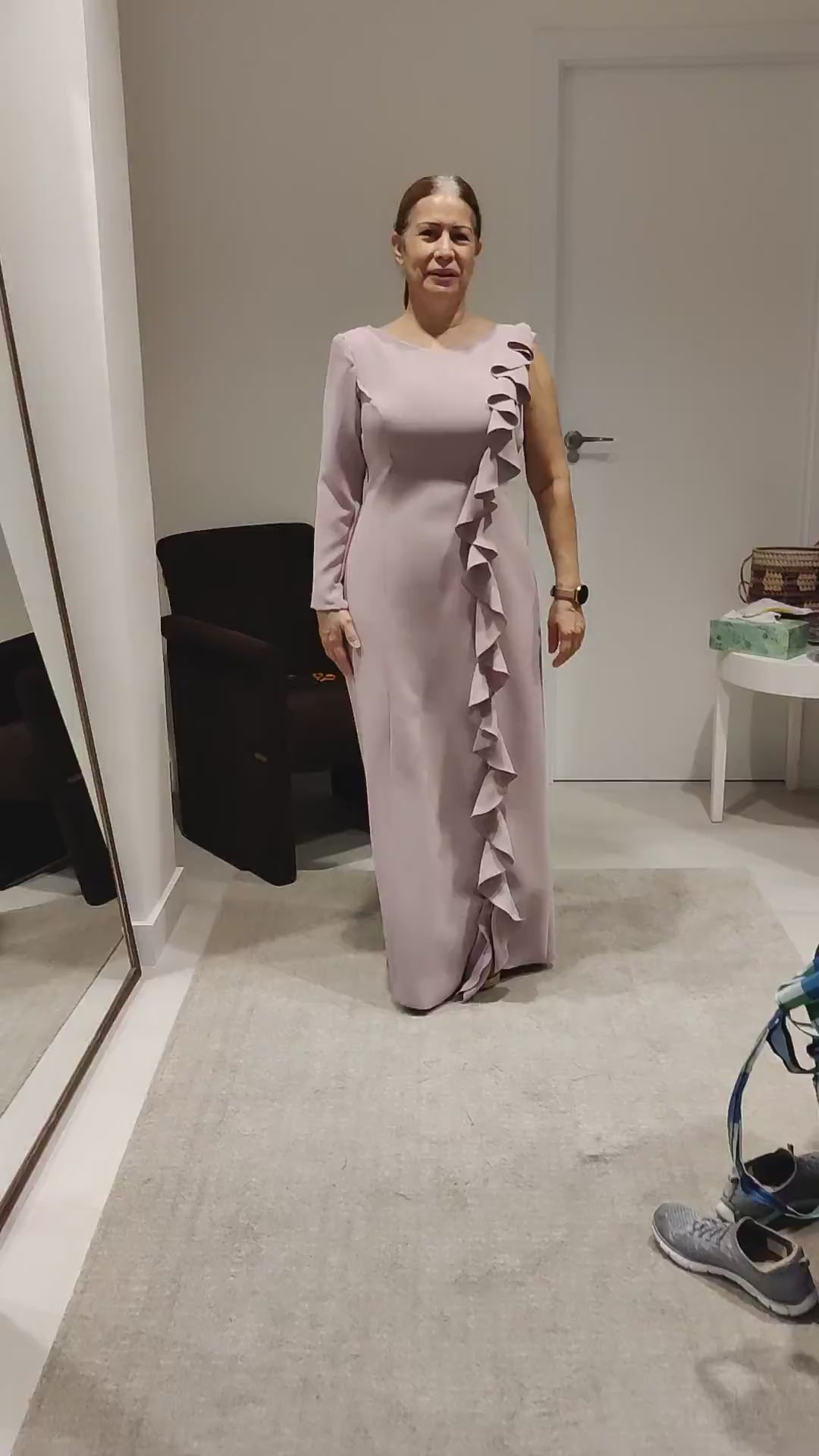 Mujer andando vestido de alta costura de masum karimi