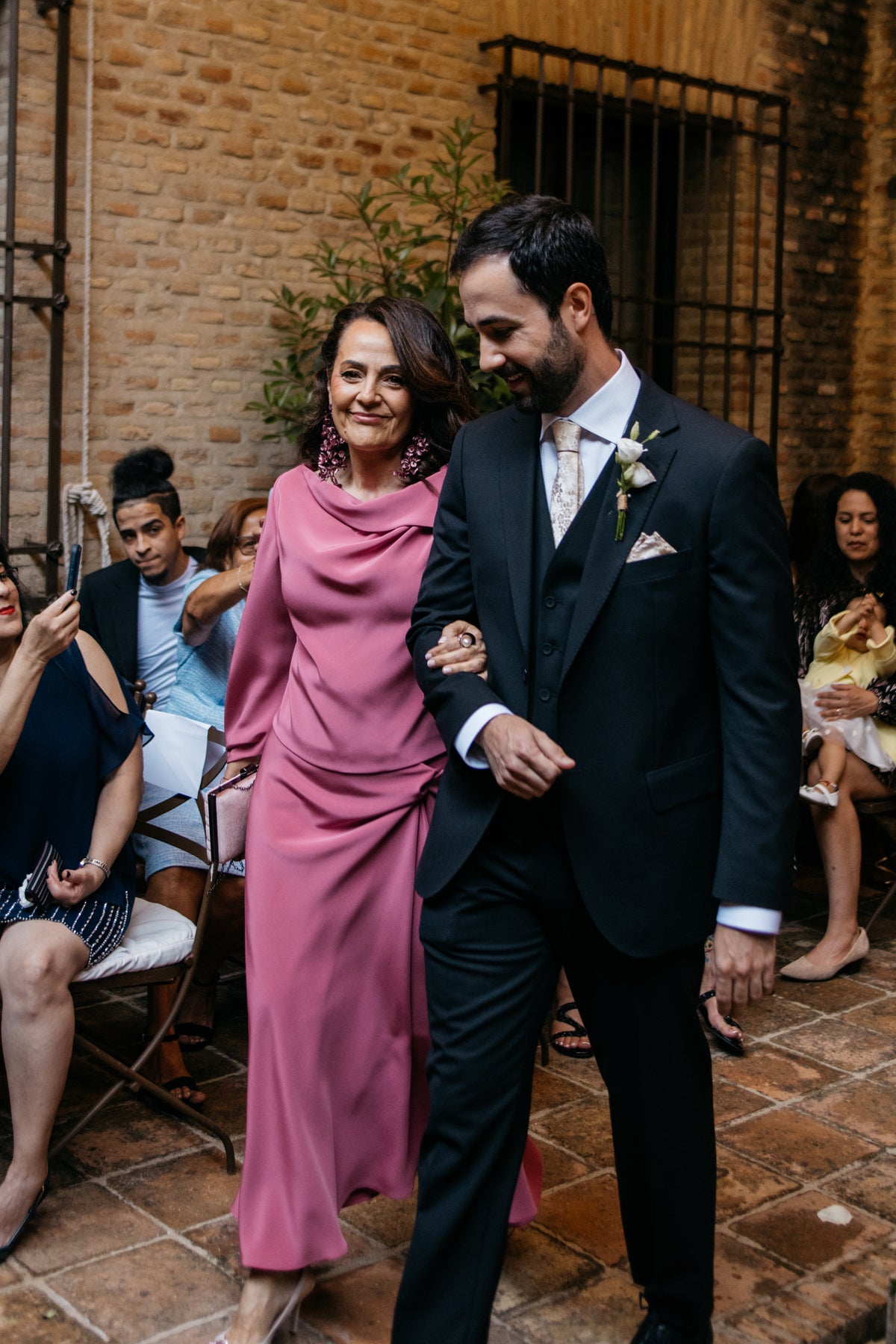 Un vestido original hecho a medida por Masum Karimi para vestir una madrina durante la boda civil de su hijo 