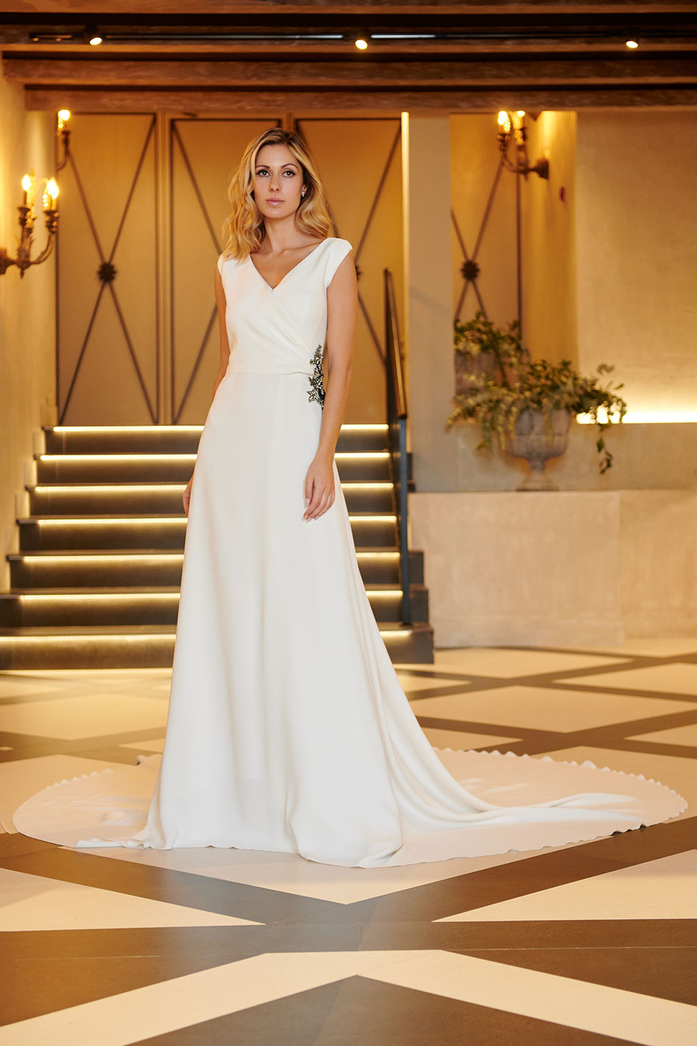 Diseño de alta costura en blanco marfil con acabado artesanal y estética minimalista.