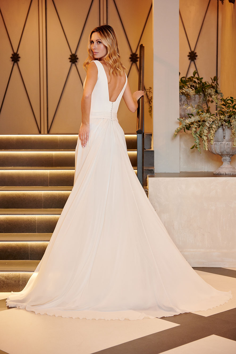 Vestido de novia con estética limpia y construcción artesanal en Madrid.