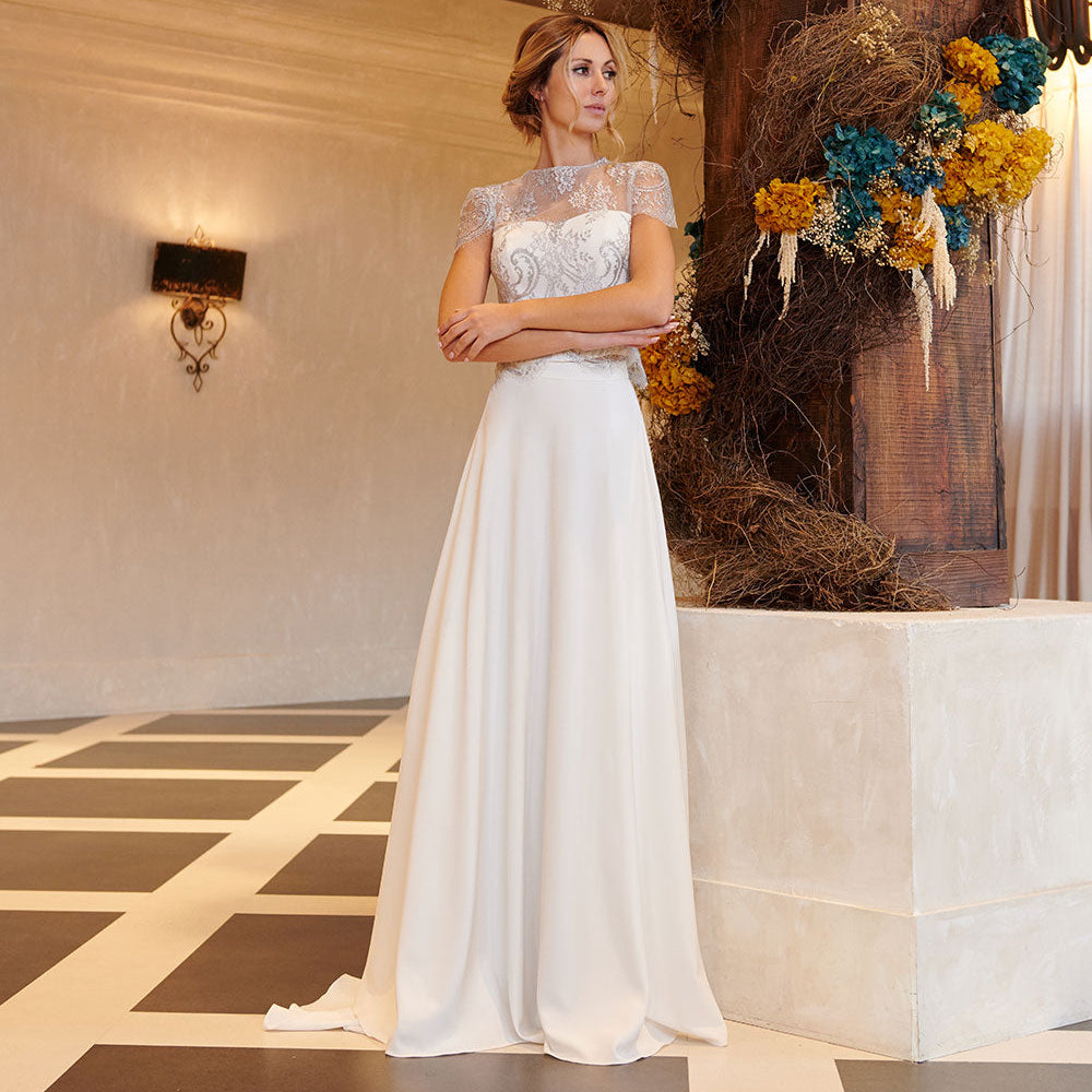 Vestido de novia con encajes sutiles y patronaje preciso, pensado para una elegancia atemporal.