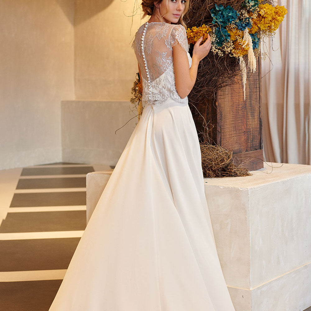 Vestido de novia de autor con tejidos ligeros y estructura suave, inspirado en la serenidad.