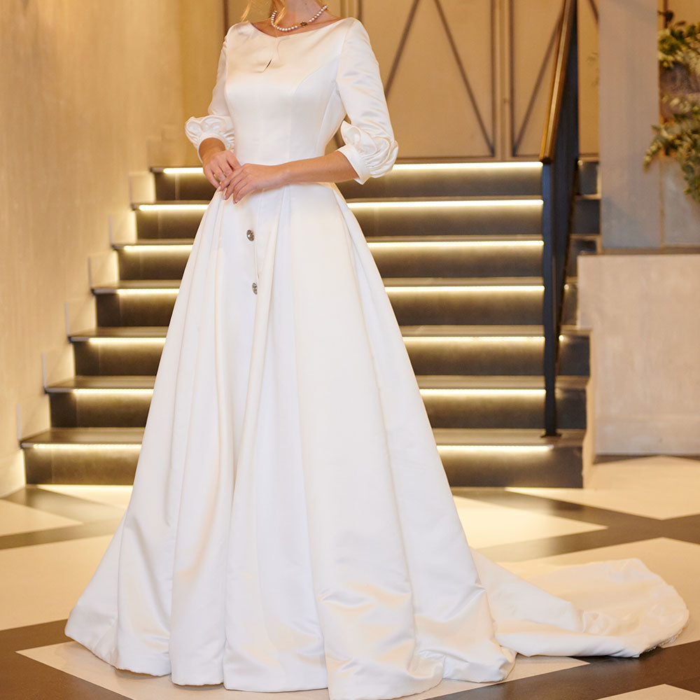 Diseño de novia artesanal con silueta depurada y tejidos etéreos en tonos blancos, confeccionado en Madrid.