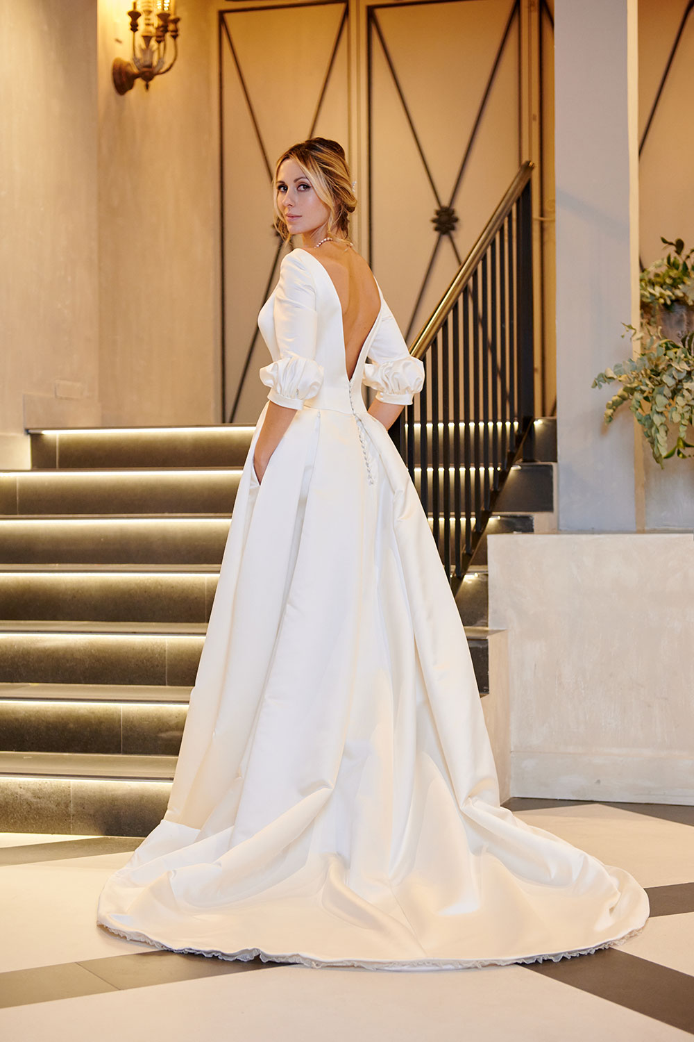 Vestido de novia minimalista con volúmenes equilibrados y acabados couture, inspirado en la luz y la calma.