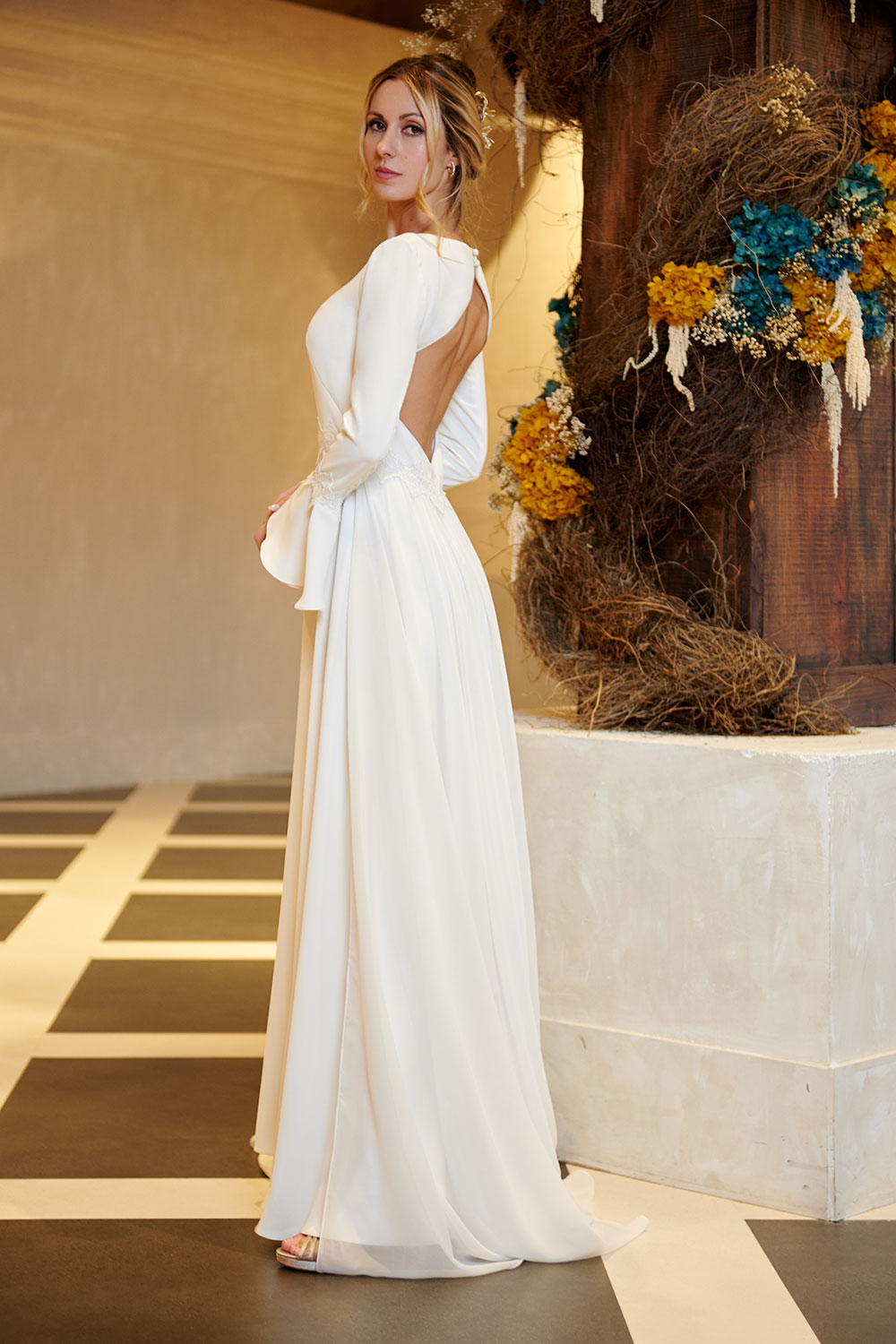 Diseño bridal en blanco natural con detalles artesanales y silueta armoniosa.