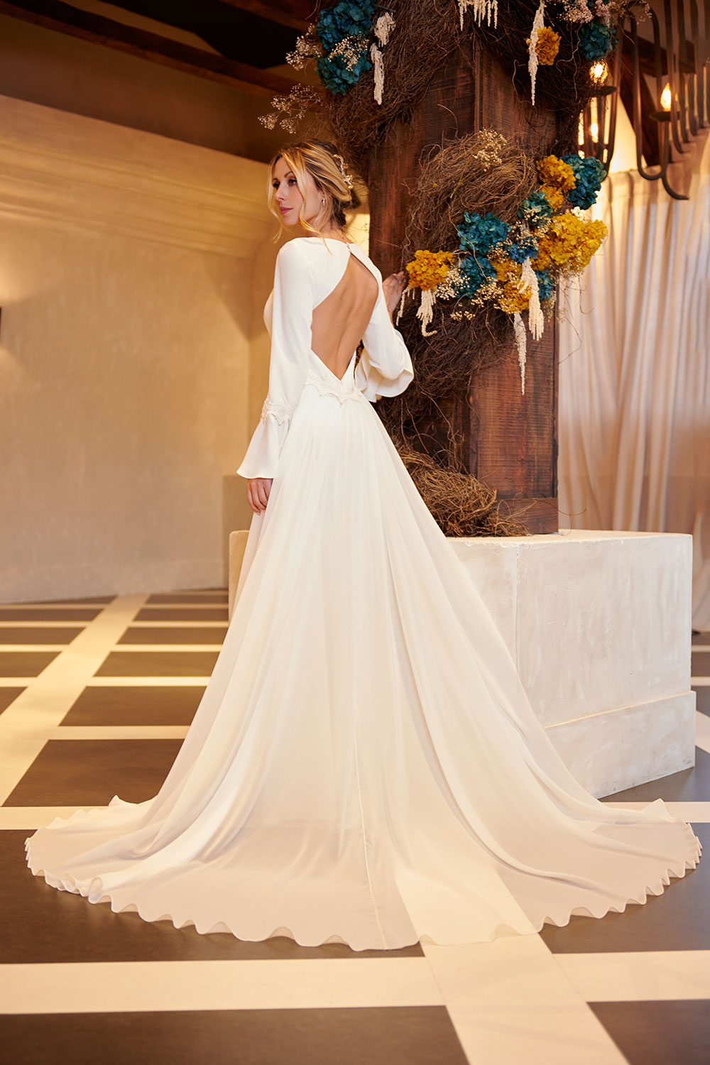 Vestido de novia con volumen contenido y elegancia esencial, colección Sepid.