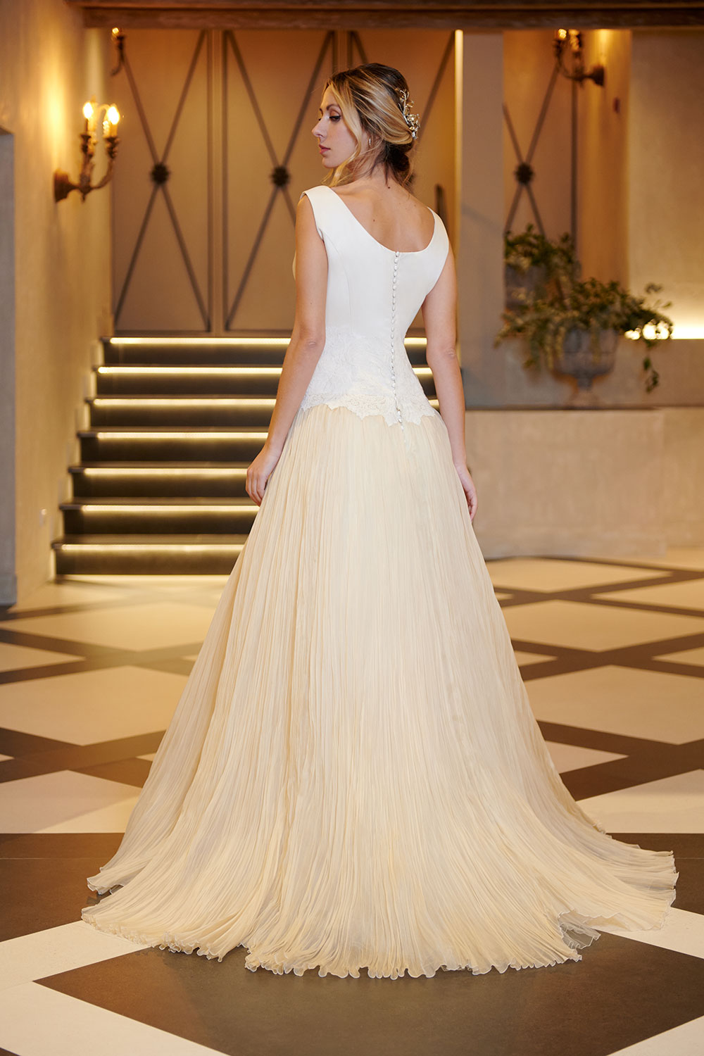 Vestido de novia con movimiento ligero y estructura limpia, colección Sepid Masum Karimi.