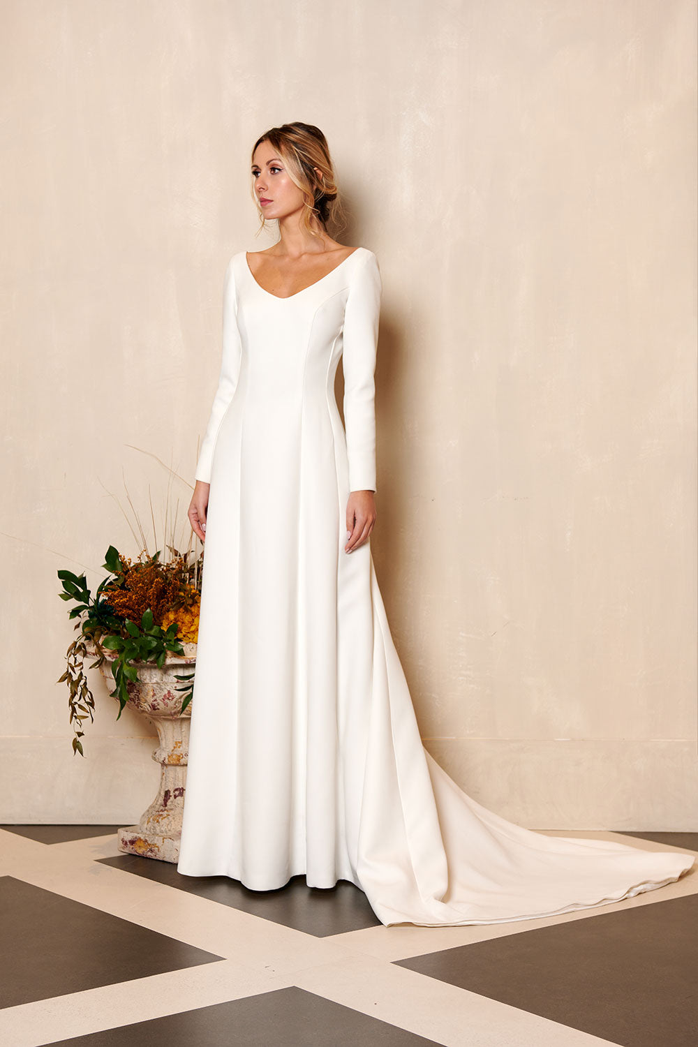 Diseño de novia exclusivo con equilibrio entre sencillez y refinamiento.