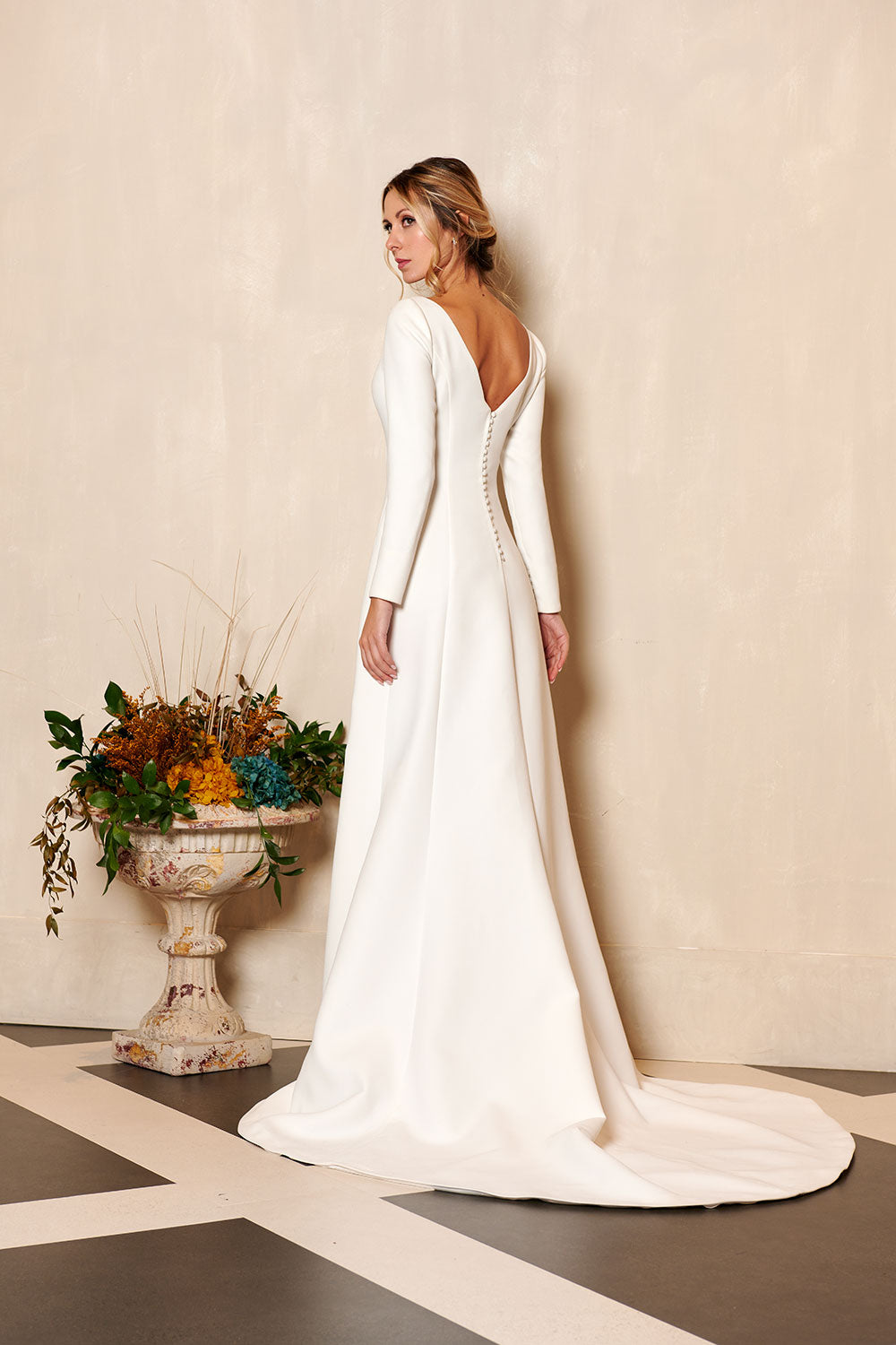 Vestido de novia de inspiración contemporánea con elegancia atemporal.