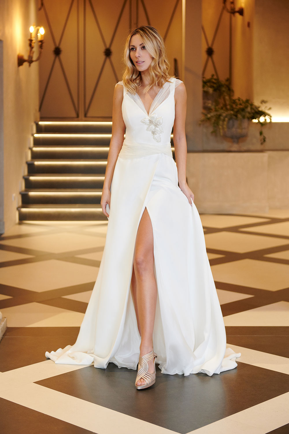 Vestido de novia con encaje delicado y silueta equilibrada, hecho a medida.