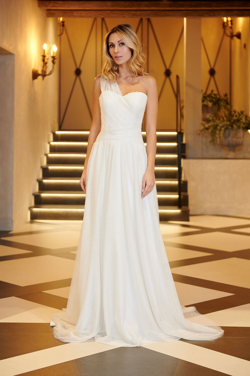 Vestido de alta costura nupcial que celebra la pureza del blanco y la precisión del corte.