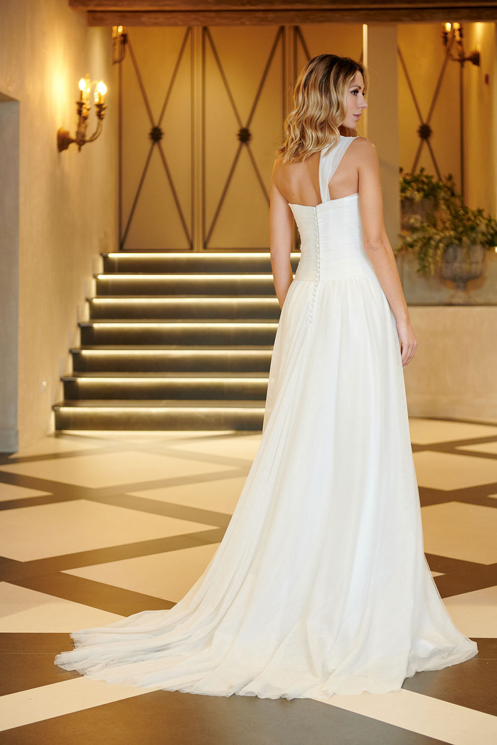 Creación de novia con inspiración minimal y acabado couture, hecha en el atelier de Madrid.